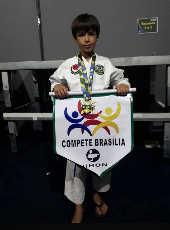 Miguel ainda criança, com medalha no peito